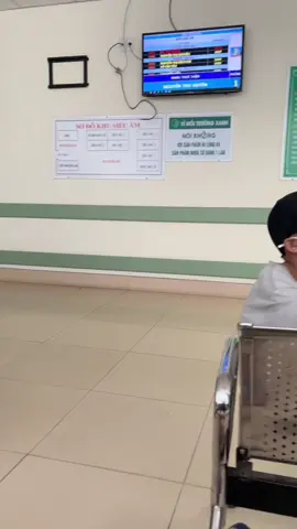 Có kiểu đi khám bệnh ở Bệnh viện, mà Bác Sĩ kêu bận, xong bắt cả hàng loạt bệnh nhận ngồi đợi!