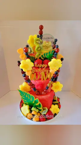 beautiful #fruitarrangement #cake by the wonderful #rosebudbakes w #customtoppers by #robynlovescrafts ❣️ #pretty #fruit #fyp #broward #yummy