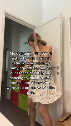 Private school in Italy is WILD 😂❤️🇮🇹#exchangestudent #italy #italianamerican #expatsinitaly #americansinitaly #studyabroad #liceo #liceoitaliano