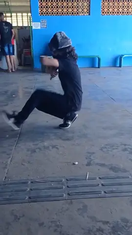 eu fazendo kasotsky kick na escola 🤘 || #danca #dance #russia #soviet #lefttok #comunismo #socialism #urss