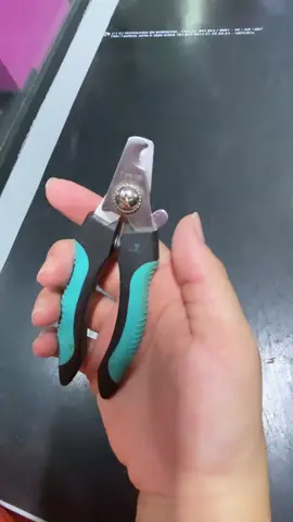 Dicas de como cortar a unha do seuPet de forma fácil e prática.Nossa mascote @aventurasdemadalena hoje seránossa modeleti de corte de unhas! oA primeira coisa a ser feita antes de entender como cortar unhas de cachorro é adquirir o equipamento adequado, sabendo disto a Pet Center possui vários modelos de alicates para o corte de unhas de cachorros e/ou gatos.Em caso de dúvidas ou até mesmo receio para o procedimento, converse com nossos especialistas do banho e tosa!