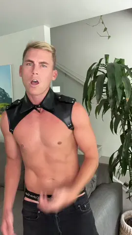 Not me cracking up thinkimg about my content on their fyp 💁‍♂️🤣 #hilarious #gay #kinktok #funny #fyp