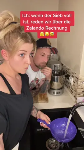 Oh oh 🤭😅#sveniundnicki #paarcomedy #couplecomedy #zalando #rechnung #inlineshopping #omg #sauer #humor  #fyp #fy #fypシ #😂