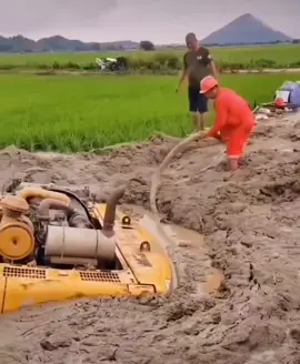 And the engine is Still Running 💪🏿 #exvavator #engineering #civilengineering #construction #constructionlife #machinery #machines #machine #engineer #excavatoroperator