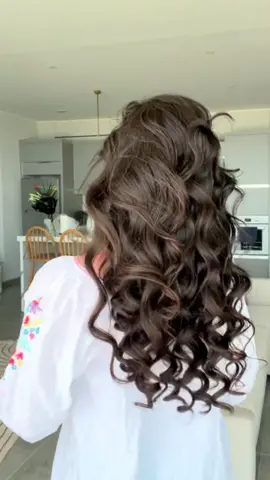 Can you believe I didn’t use a curling iron?! Heatless curls have changed my life 🙌🏼 #heatlesscurls #sockscurls #overnightcurls #heatlesshair #hairtok