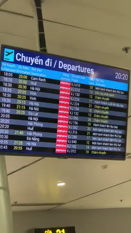 Sau khi xếp hàng hăng say cả tiếng thì đc bảng điện tử hiện lên delay. Tiết kiệm 1trieu đồng là đây#catbi #tansonnhatairport #vietjet #delay #