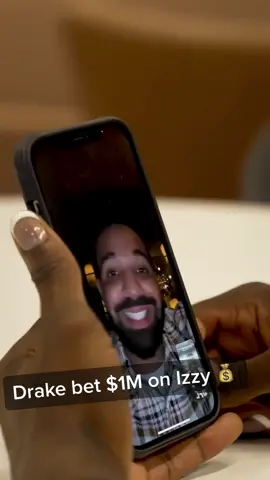 #Drake hyping up #IsraelAdesanya before #UFC276 🗣 #mma #bet #UFC (via @FREESTYLEBENDER)