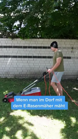 Wenn man im Dorf mit einem Elektro Rasenmäher mäht 😂 #dorfleben #dorf #dorfkindermomente #rasen #mähen