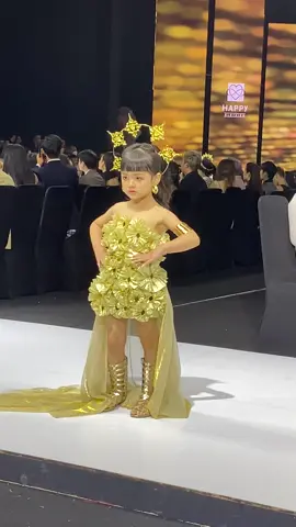 Cưng xỉu màn trình diễn của mẫu nhí trên sàn runway 2022