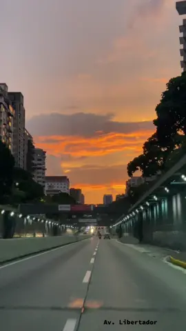 La Avenida libertador se ha vuelto el escenario perfecto a se los ocasos en Caracas #ocaso #caracasvenezuela #sunsetlover #noticias24