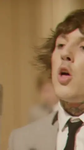Single ini ditulis oleh Bring Me The Horizon khusus untuk pertunjukan utama mereka di Wembley Arena pada tanggal 5 Desember 2014. 😎 #bringmethehorizonedit #bringmethehorizondrown #bringmethehorizonconcert