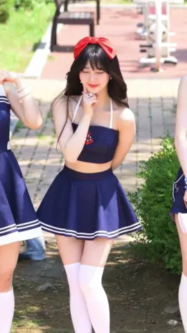 Her outfit 😍!! #loona #fancam #yeojin #luvfools