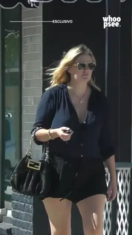 Sono passati 16 anni da quando Marissa Cooper ha lasciato la serie “The O.C.” sulle note del celebre brano “Hallelujah”. E mentre alcuni non l’hanno ancora superata, molti altri si chiedono che fine abbia fatto Mischa Barton, l’attrice che ha vestito i panni di uno dei personaggi più amati di sempre. Sono state rare le sue apparizioni negli ultimi anni e ora eccola a Los Angeles mentre si ferma a fare benzina e poi si gode una passeggiata per le vie della città.