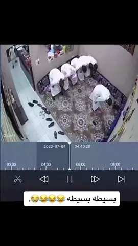 اهم شي يلحق الركعه 😂😂😂💔. #ضحكتني #طقطقه_ضحك #مواقف_مضحكه #زحلقه #اكسبلور