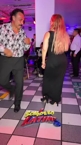 🔥Asi es como se baila una BONITA SALSA con sentimiento ❤️❤️🥰#videoviral #tiktoksonidero #sonidero_latino #chica_sonidera