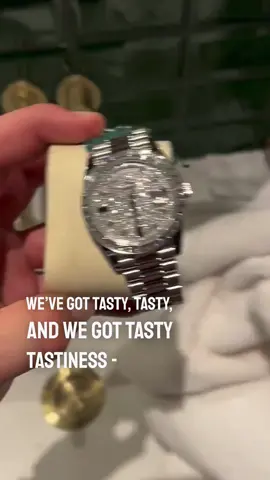 #ConorMcGregor was very excited about his #tasty new watch 😅💎⌚️ #UFC #icedout #sapphire (via thenotoriousmma/TW)