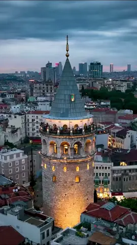 The Galata Tower (Galata Kulesi) in Istanbul, Turkey 🇹🇷 #istanbul#turkey#galatatower#galatakulesi#viral#foryou#fyp#foryourpage#travel#worldwalkerz