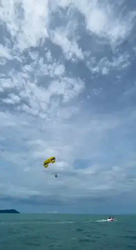 Floating up to 500 feet above the glistening water with total peace of mind as you view the breathtaking seascapes around the Paradise 101 Langkawi! #paradise101langkawi #naamadventure #tiktokmalaysia #parasailing #watersports #adrenaline