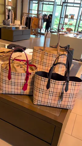 De visita en esta bella tienda @burberry   todas las  ventas directo por mi instagram @mariedva #personalshopper #compraseguraonline #shoppingaddict  #comprasenlinea #envios #ofertas miami #fashionblogermiami #fashion #modaentiktok #burberrybags