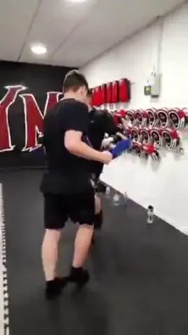 Putting in the hard work ahead of the season 🥊Thanks to A#1Gym for hosting our 2007s for a kickboxing session last night. The boys put in a great shift 💪#s#Soccerfootball #clarkston #airdrie #kickboxing