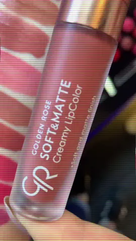 Soft & Matte Creamy Lipcolor postojana formula bez osjećaja težine kreira nježni matte finiš sa punim prekrivanjem usana. Inovativna formula, koja ne isušuje usne, nanosi se glatko i jednostavno, njeguje i hidratizira usne. Boja ne blijedi, niti se skida. Sadrži ulja jojobe i avokada, koja njeguju vaše usne i čini ih mekanima. Nijanse 101-110🌸 #goldenrose #goldenrosebih #goldenrosecosmetics #goldenrosemakeup #perfect #summervibes #longstaymakeup #makeup #fyf #musthave #lipstick #pinklips #lipstickmatte #pinkynudelip #nudelip #nudecolor #softmatte #softmattelipcream #softmattemakeup #creamymatteliquidlipstick