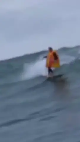 Surf-Sumo a new olympic discipline ? 😂 (🎥 @freres_mangiarotti_hossegor @cheezy_duck IG) #UNREEL #EXTREME #ExtremeSports #GoExplore #Surfing #Sport #WaterSports #SurfingSumo #Funny #Cool