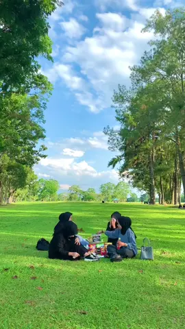 Ini mah ghibah berkedok piknik🤣 #piknik #bestie #tiktok #ootdhijabsimple #fashion #fyp #viral #trending #xyzbca