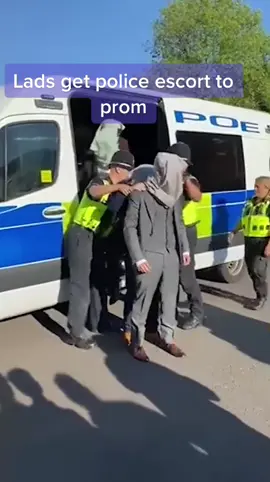 Well thats one way to rock up 📍Solihull #birmingham #westmidlands #bigonbrum #solihull #prom #police