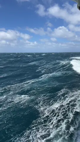 In the middle of the atlantic ocean 🌊 #waves #relaxing #ocean #atlanticocean #vacation #travel #beautiful