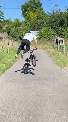 Nouveau trickssss 🙌🏼 #fypシ #bmx #bmxflatland #4u