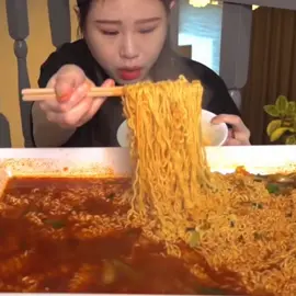 Khuya rồi, xem húp mì nào 🤣 #ramennoodles #spcicynoodles #asmrsounds #mukbang #foodchallenge #xuhuongtiktok