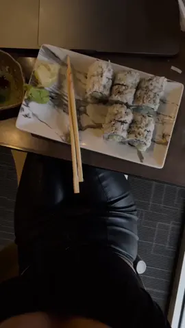 mini vlogs FTW 🥹🫶🏼🍣 #entrepreneur #girlboss #socialmediamarketing #photoshootideas #sushi