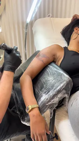 Lmaooooo i literally hAve no tattoos this shit hurt so bad 😭😂😭😂😭