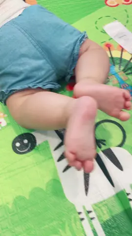 Squishy baby. I can’t help myself #babiesoftiktok #babygirl #7monthsold #MomsofTikTok #parents #parentsoftiktok #playtime #squeaky