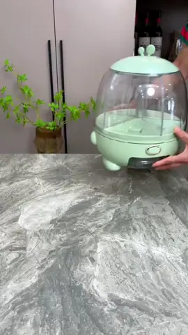 1. ƯU ĐIỂM SẢN PHẨM- Thiết kế xoay 360 độ với 6 ngăn chứa thông minh- Chất nhựa Polypropylen cao cấp bền bỉ, an toàn khi sử dụng.- Nắp đậy kín đáo giúp bảo quản gạo, hạt không bị ẩm mốc.- Có ngăn chứa gừng, tỏi để ngăn côn trùng xâm nhập.- Thiết kế hiện đại, gọn gàng có thể đặt bất cứ nơi đâu.2. THÔNG TIN SẢN PHẨM- Tên sản phẩm: Thùng đựng gạo, hạt và 6 ngăn xoay 360 độ thông minh, dung tích 10L, chất liệu nhựa PP cao cấp - Chức năng: Đựng gạo, đựng các loại hạt.- Chất liệu: Nhựa PP an toàn thực phẩm.- Kích thước: Đường kính 26cm, cao 34cm.- Dung tích chứa: 10Kg.- Màu sắc: Trắng.- Trọng lượng: 1.7Kg.#thunggao #thunggaothongminh #thungdunggao #thungdunggao10kg #thungdunggao20kg #thungdunggaothongminh #hudunggao #hopdunggao #hopdungngucoc #thungdunghat #medobepnoidiatrung