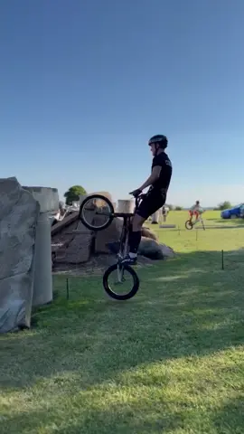 I couldn’t get up there without a bike (@oliver.weightman/IG) #tricks #biking #stunt