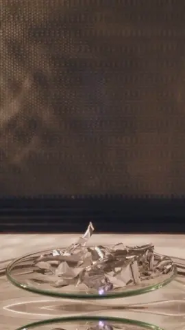 Esto es lo que pasa cuando colocas aluminio en el microondas 💥🍴 #experimento #cienciaentiktok #pegar