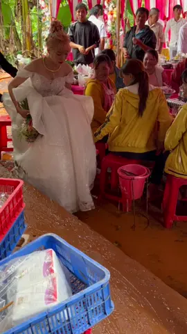 Nhìn váy thấy thương mình, nhưng củng thương cô dâu của mình nữa 😢😢