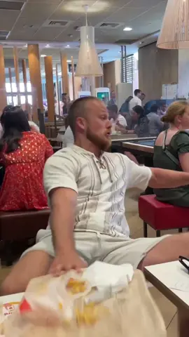 Where are the pomess frites? 😂 Can’t believe that it went on the guys head.. 😂 Rate falling 1-10?! 🤪