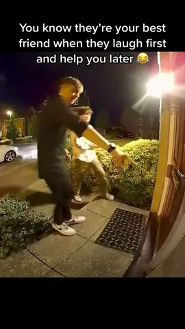 Always remember laugh first before helping a friend 🤣 🎥 @tom #ladbible #fyp #foryoupage #ringdoorbell #ringdoorbellclips #BestFriends
