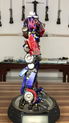 Sem dúvidas esse Optimus Prime Movie DLX da Threezero, é uma das melhores versões já lançadas do personagem.Créditos 📷 @robtoys88 #transformers #optimusprime #actionfigures #boneco