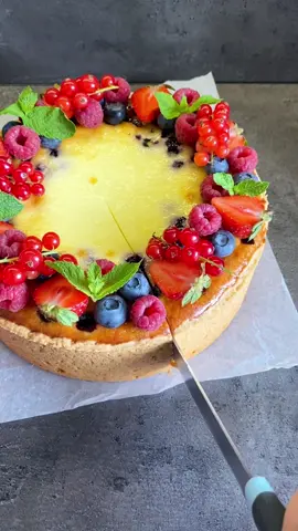 НІЖНИЙ СМЕТАННИК З ЯГОДАМИ НА ПІСОЧНІЙ ОСНОВІ😍 Детальний рецепт в моєму Instagram @yummy_pp_lera 👌🏼 ⠀  ⠀ #українськийтікток #україна #рецепт #рек #хочуврек #смачно