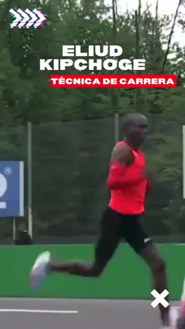 ⭐ Como correr como ELIUD KIPCHOGE!  (KIPCHOGE RUNNING TECHNIQUE)✔️ Pisada de mediopie (no talonea) ✔️ Su pie al tocar el suelo  se ubica justo debajo de su centro de gravedad (no hace overstriding)✔️ La cadencia está en el rango de 180 pasos por minuto ✔️ Sus manos, hombros y cara están relajados pese a estar corriendo a un ritmo increíble (2:51 min/km promedio en maratón)Dime si te quieres ver más de estos videos! #Runn#Runningfitners #correr #runners #runningtechnique