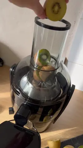 Recette de jus kiwi concombre réalisée par @laurenemichelet avec la centifugeuse viva 🥝 #centrifugeuse #recette #jusnaturel #tiktokfood