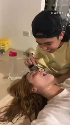 Casi se ahoga jajaja @westcol_tiktoker #fyp #greenscreen #westcol #risas