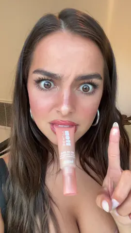 I alreadu put it all over my face but its the perfect highlight for meeee💗 @itembeauty shhhhh 🤫