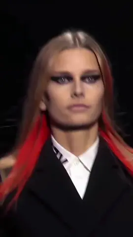 #HanaSoukupova opening the #Versace #FW17 fashion show #Runwaywalk