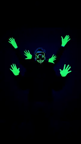 Do you hear the sound? ☠️ #urban #urbantheory #dance #tutting #geometry #venom #italy #crew