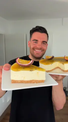 Schaut euch das an 😍 NO BAKE MARACUJA CHEESECAKE 😋 Der ist mega lecker, ganz schnell zubereitet und perfekt für den Sommer 😍Zutaten: - 120 g Zuckerreduzierte Kekse - 60g fettarme Butter - 120 g Mascarpone - 200g Frischkäse - Zuckerersatz / Süße- 200 ml Cremefine - 100g Magerquark - 80 Maracuja Saft - Agar Agar für 600 ml Flüssigkeit - 5-6 MaracujasSo einfach geht’s: Zuerst die Kekse kleinmachen und mit der Butter in die Kuchenform drücken. Jetzt für 10 min in den Kühlschrank. Nun Mascarpone und Frischkäse und Magerquark vermischen. Nun Agar Agar (für ca. 500 ml) mit dem Saft vermischen und ebenfalls in die Schüssel geben. Schließlich die Cremefine reingegeben und vermischen. Nun auf den Boden geben und zu guter letzt den Maracuja Saft mit Agar Agar (für ca 100-200 ml) für die letzte Schicht vermischen und drübergeben. Nun kühl stellen und genießen 😋😍Wie findet ihr es ?🤤