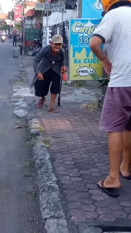 berbagi makanan untuk kakek tua ini yg sedang mengemis dijalanan#viral #fyp #berbagikebaikan #berbagi #bersyukur🤲🙈 #sedekah #tiktok